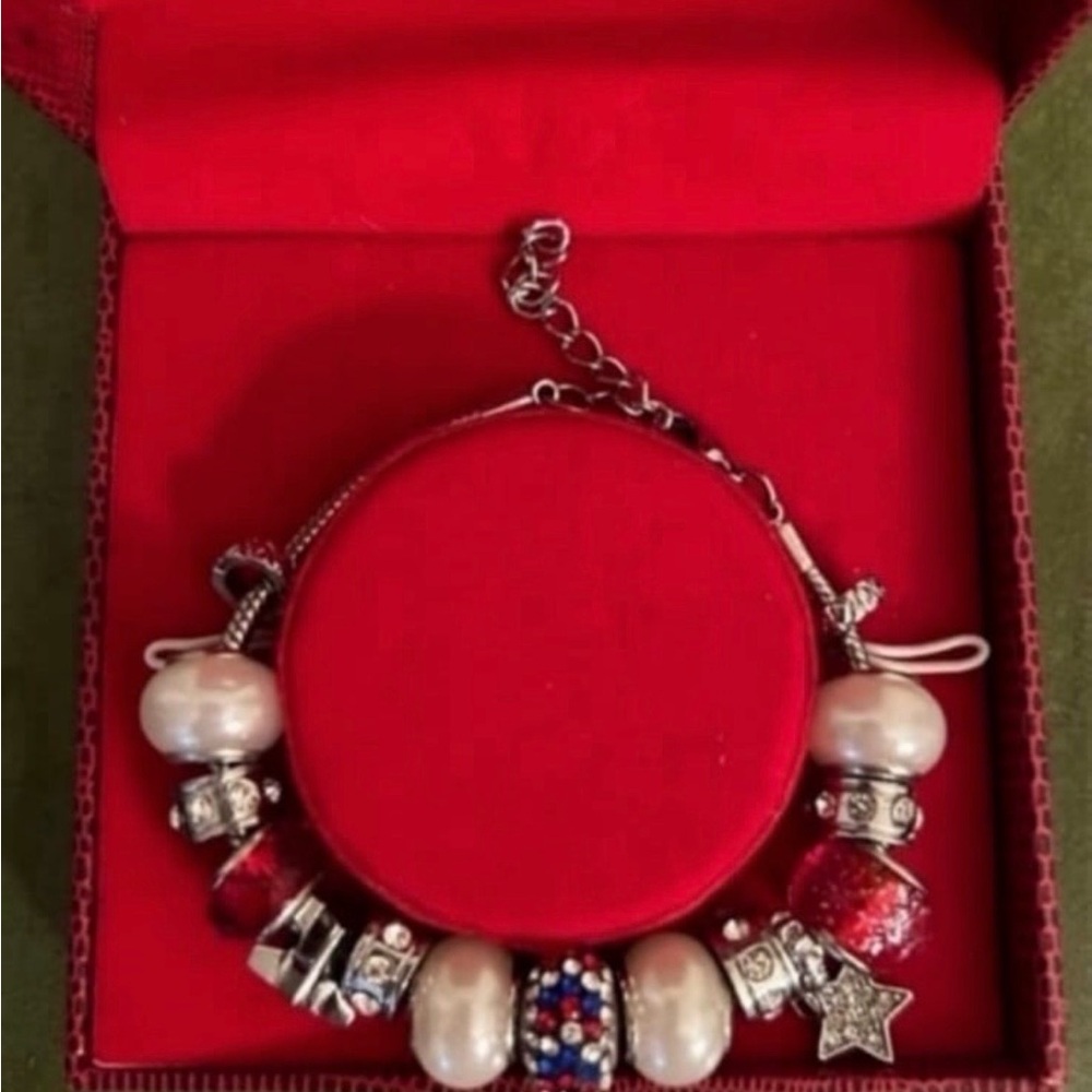 Bracelet: Glamglow
Women's Americana Charm
Bracelet. 7.5 inches in length.